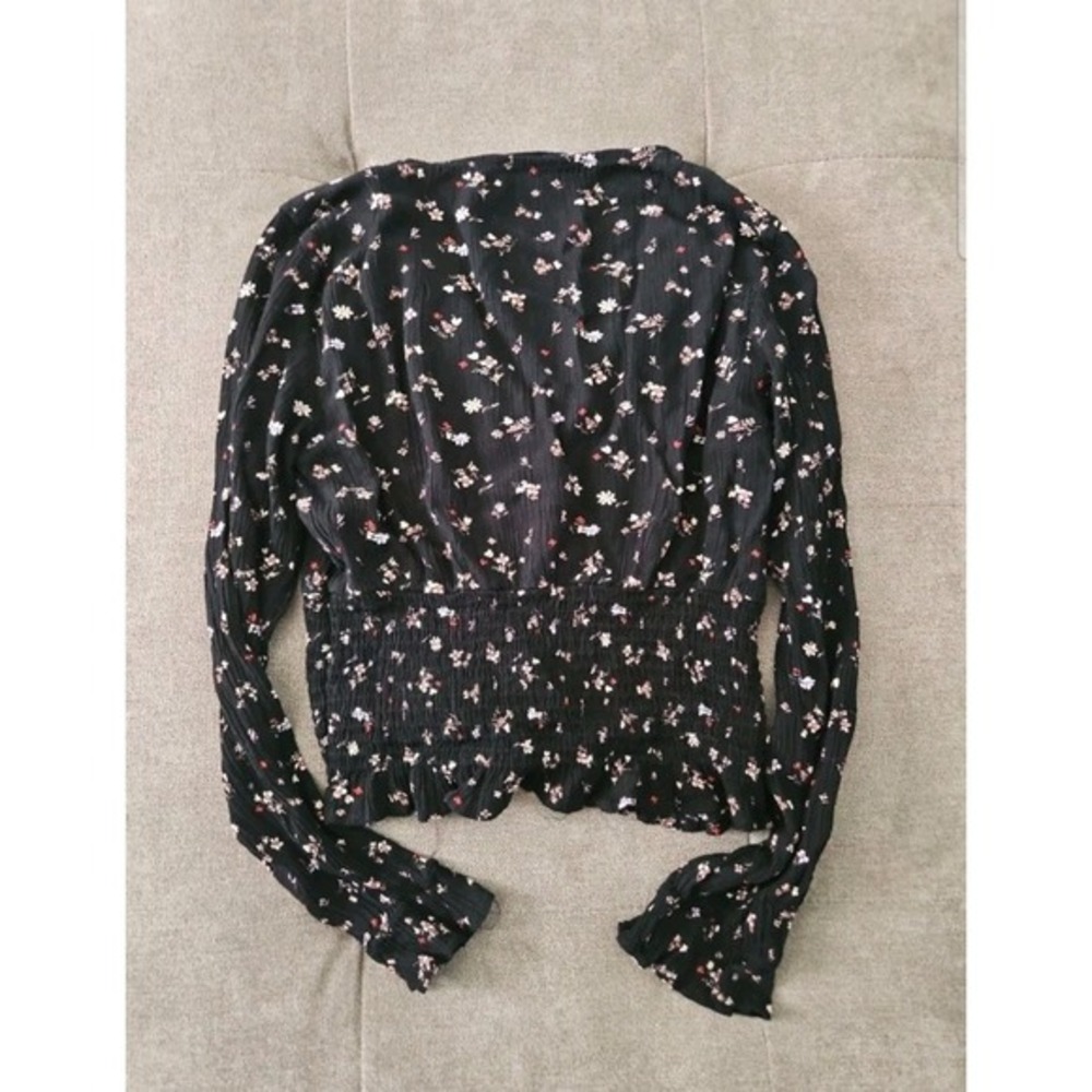 Paper Crane Floral Smocked Waist Crop Top - Black V-Neck Long Sleeve Blouse Smal